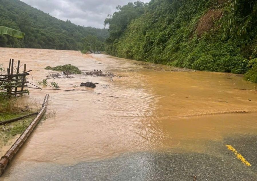 Một tuyến đường ở Thanh Hoá bị ngập lụt do ảnh hưởng mưa bão. Ảnh minh hoạ