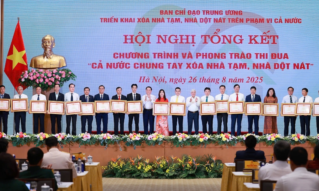 Techcombank cùng các doanh nghiệp vinh dự nhận bằng khen từ Thủ tướng Chính phủ, ghi nhận những đóng góp nổi bật trong chương trình “Cả nước chung tay xóa nhà tạm, nhà dột nát năm 2025”. Ảnh: Dương Giang - TTXVN.