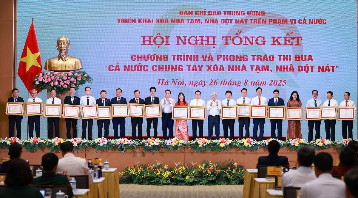 Techcombank cùng các doanh nghiệp vinh dự nhận bằng khen từ Thủ tướng Chính phủ, ghi nhận những đóng góp nổi bật trong chương trình “Cả nước chung tay xóa nhà tạm, nhà dột nát năm 2025”. Ảnh: Dương Giang - TTXVN.