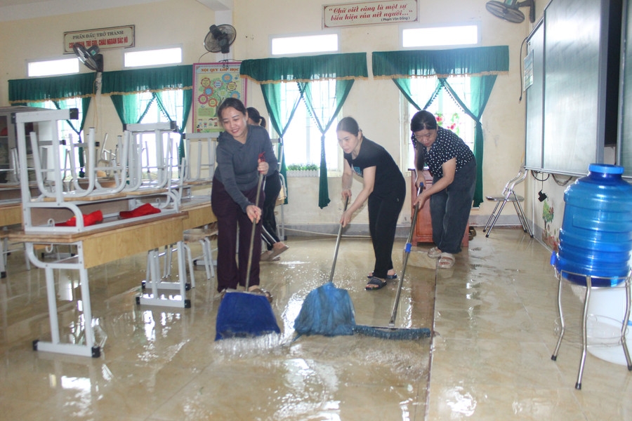 Các trường học Hà Tĩnh khẩn trương khắc phục thiệt hại do bão đảm bảo hoàn thành trước 5/9.
