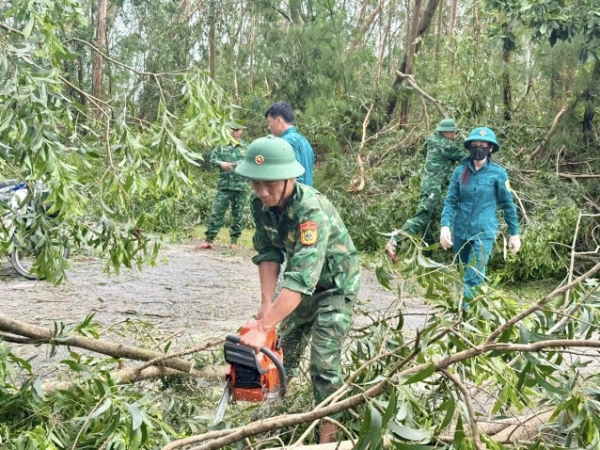  Ngày 26/8, Đồn Biên phòng Quỳnh Phương phối hợp với địa phương phường Tân Mai triển khai cắt, tỉa cây cối bị gãy đổ do bão số 5 gây ra trên các tuyến đường giao thông, đường dân sinh trên địa bàn phường…  