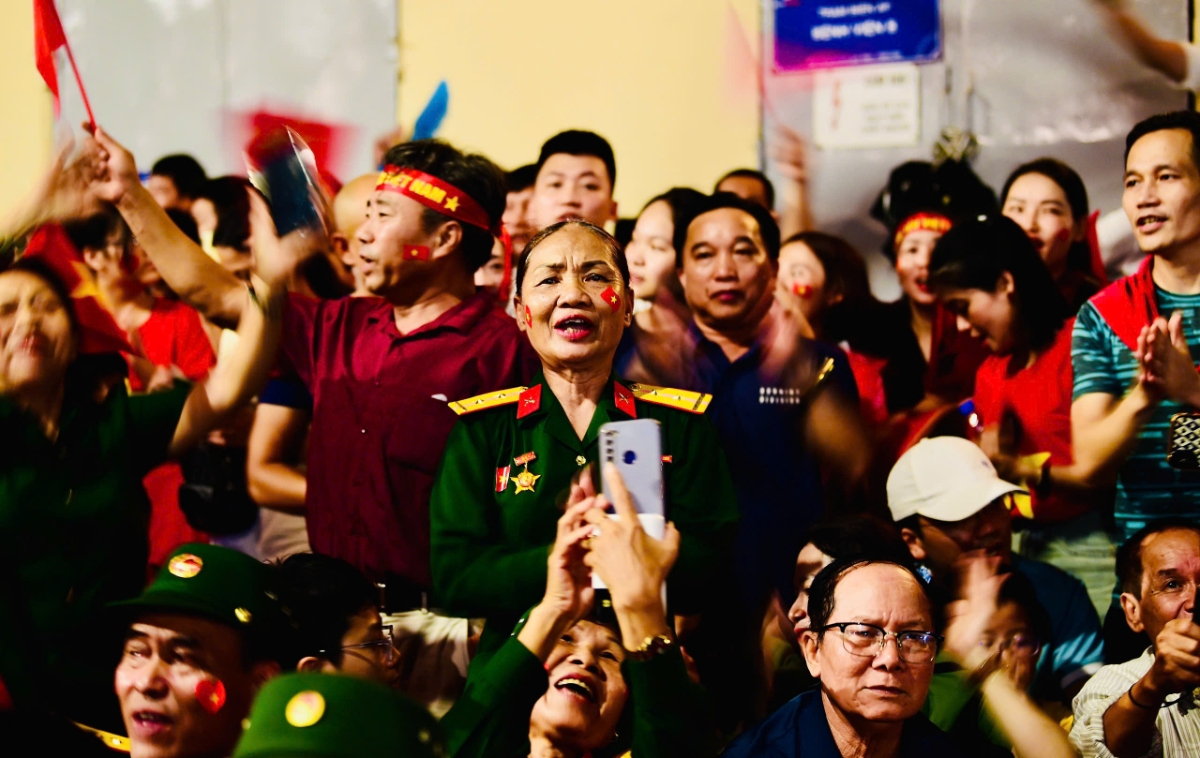 Những cảm xúc mừng vui, xúc động của quần chúng nhân dân khi chiêm ngưỡng vẻ đẹp của hòa bình.