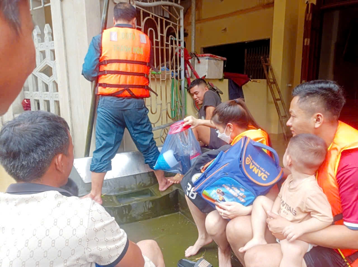 Lực lượng cứu hộ có mặt để hỗ trợ người dân khu vực bị ngập sâu