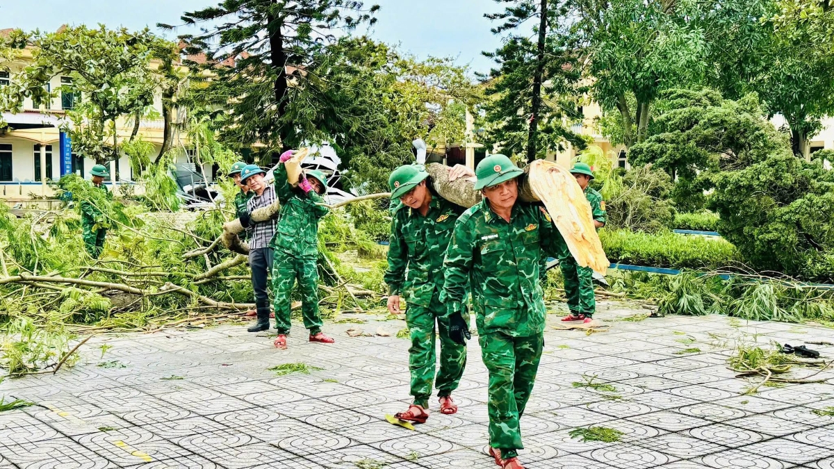 Bộ đội Biên phòng tỉnh Hà Tĩnh khẩn trương, tích cực dọn dẹp vệ sinh, cắt tỉa cây cối bị gãy đổ do bão số 5 gây ra