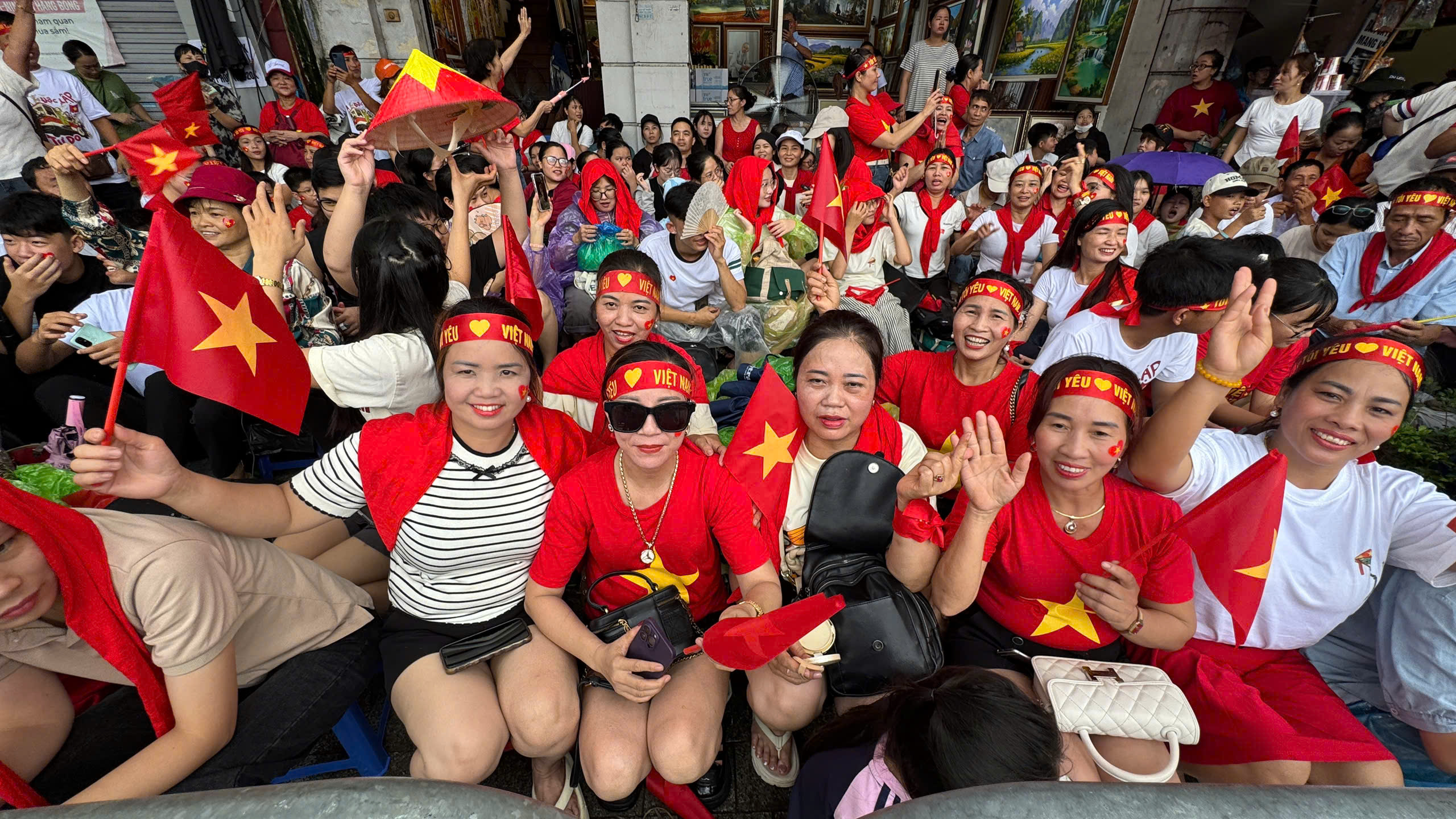 Đầu giờ chiều, thời tiết  tạnh ráo và hửng nắng. Người dân phấn khởi mặc áo cờ đỏ sao vàng, mang theo cờ Tổ quốc cầm tay, tập trung tại các vị trí 