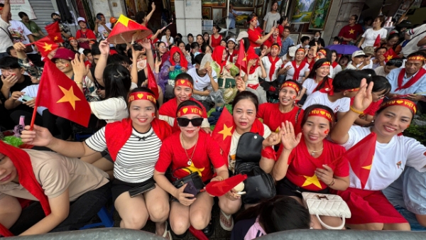 Đầu giờ chiều, thời tiết  tạnh ráo và hửng nắng. Người dân phấn khởi mặc áo cờ đỏ sao vàng, mang theo cờ Tổ quốc cầm tay, tập trung tại các vị trí 