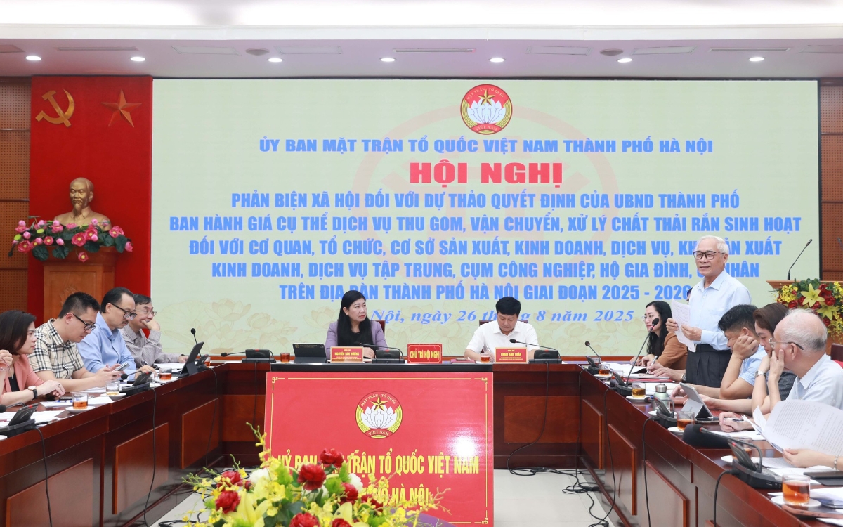 Các chuyên gia góp ý tại hội nghị phản biện dự thảo quyết định.