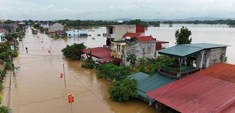 Theo số liệu thống kê, toàn xã Kim Tân đã có gần 1.600 hộ bị ngập do nước sông Bưởi tràn đê