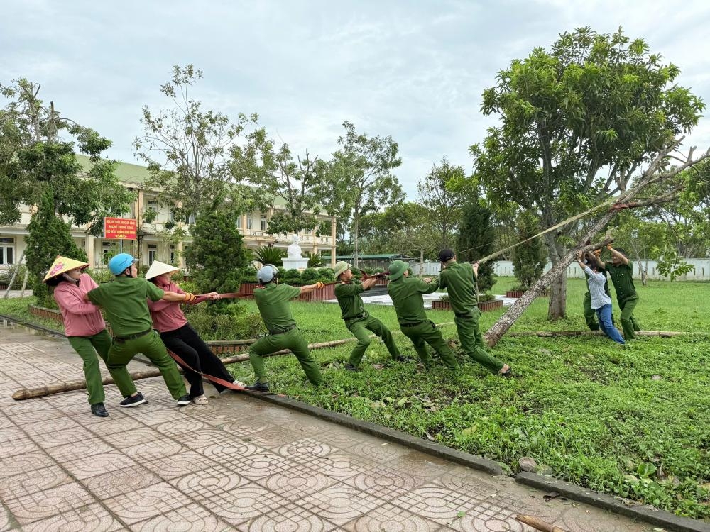 Công an xã Toàn Lưu (Hà Tĩnh) cùng người dân dồn lực kéo, trồng lại cây bị đổ