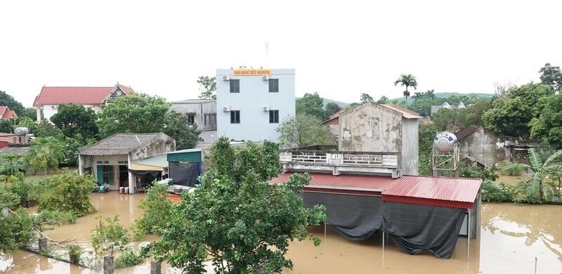 Trước diễn biến nguy hiểm, xã Kim Tân đã phát đi công điện khẩn, triển khai phương án hộ đê, đồng thời huy động lực lượng theo phương châm “4 tại chỗ” để sơ tán dân.