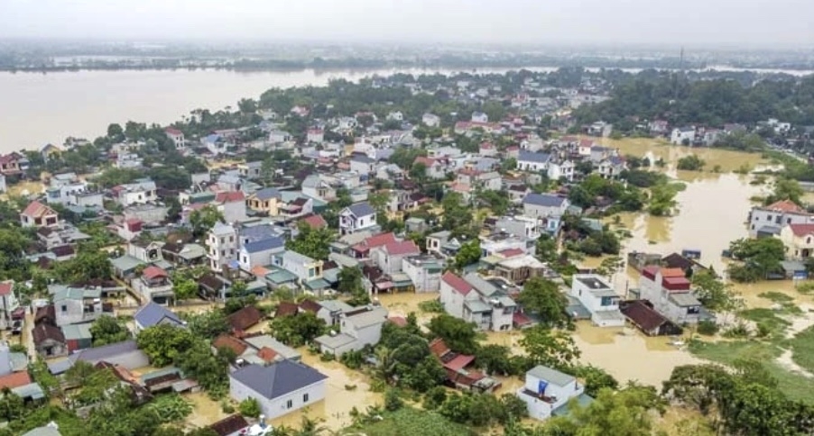 Do ảnh hưởng hoàn lưu bão số 5 cùng với việc các hồ thủy điện xả lũ đã khiến nước sông Mã dâng cao. Hàng trăm ngôi nhà của các hộ dân phường Hàm Rồng, tỉnh Thanh Hóa chìm trong biển nước, cuộc sống đảo lộn.