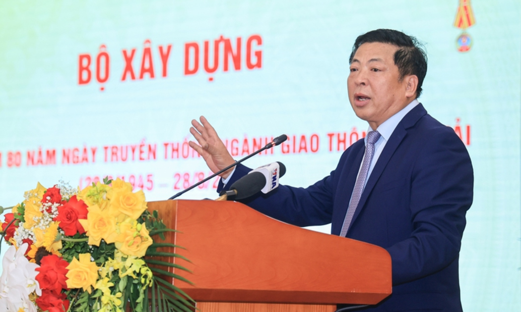 Bộ trưởng Bộ Xây dựng Trần Hồng Minh chia sẻ về những cột mốc đáng nhớ của ngành giao thông vận tải trong 8 thập kỷ vừa qua. (Ảnh: VGP)