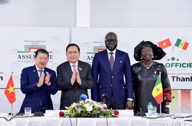 Chủ tịch Quốc hội Trần Thanh Mẫn và Chủ tịch Quốc hội Senegal El Malick Ndiaye đã chứng kiến lễ công bố thành lập Nhóm Nghị sĩ hữu nghị Việt Nam-Senegal và Nhóm Nghị sĩ hữu nghị Senegal-Việt Nam. Ảnh: Nhân Dân
