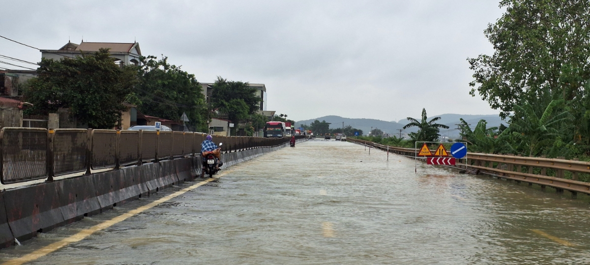 Quốc lộ 1A ngập sâu, nhiều ô tô cỡ nhỏ và xe máy không thể lưu thông