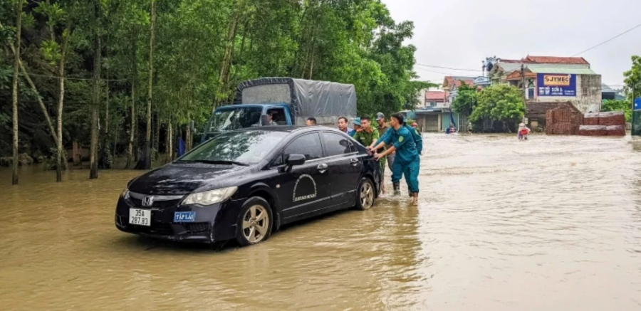 Do mưa lớn, tuyến Quốc lộ 10 đoạn qua thôn Nhân Sơn 1, xã Nga An nước dâng cao gây khó khăn cho việc lưu thông của người và phương tiện.