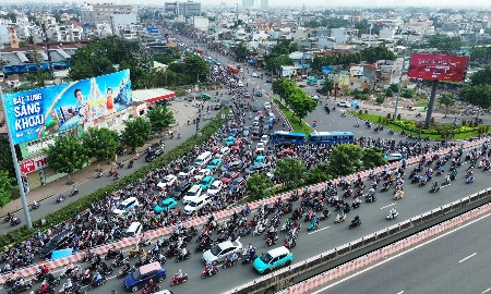 Ngày đầu cấm xe ô tô qua cầu Bình Triệu 1 và tổ chức lại giao thông để triển khai nâng tĩnh không cầu, tình trạng kẹt xe cục bộ đã diễn ra kéo dài. Ảnh: Mỹ Quỳnh