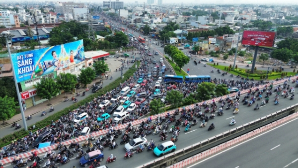 Ngày đầu cấm xe ô tô qua cầu Bình Triệu 1 và tổ chức lại giao thông để triển khai nâng tĩnh không cầu, tình trạng kẹt xe cục bộ đã diễn ra kéo dài. Ảnh: Mỹ Quỳnh