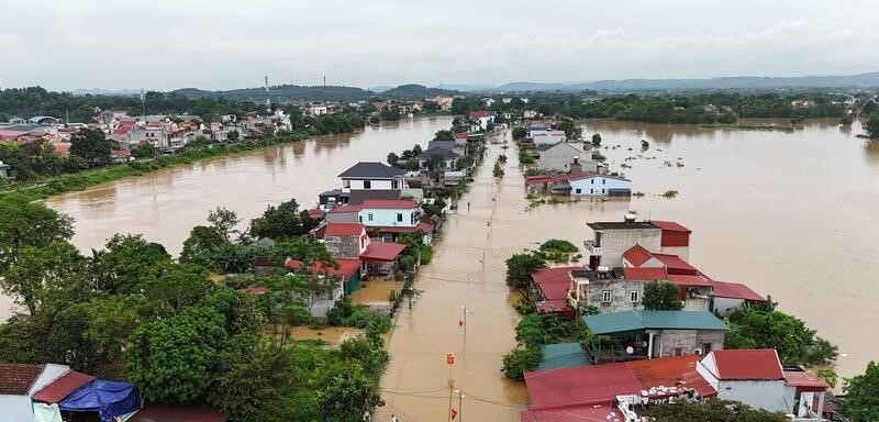 Nhiều tuyến đường liên thôn, liên xã, đặc biệt trên các tuyến tỉnh lộ 523 và 516, đã bị nước chia cắt, gây khó khăn lớn cho việc đi lại và công tác cứu hộ.