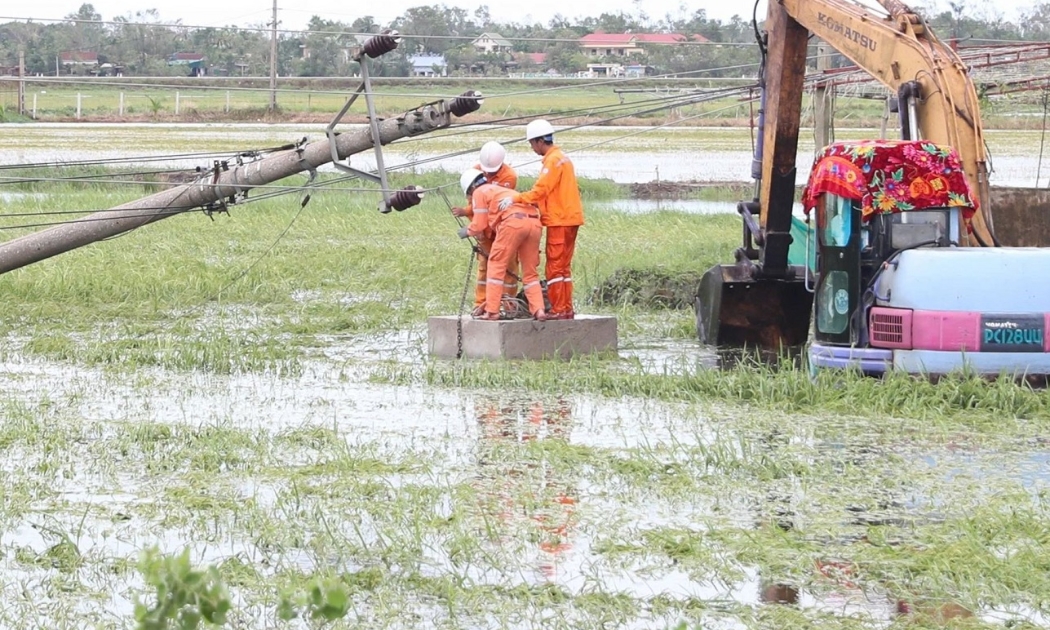 Công nhân ngành điện khắc phục sự cố lưới điện.