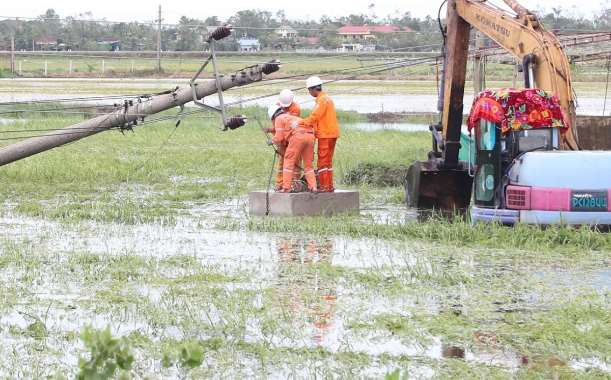 Công nhân ngành điện khắc phục sự cố lưới điện.