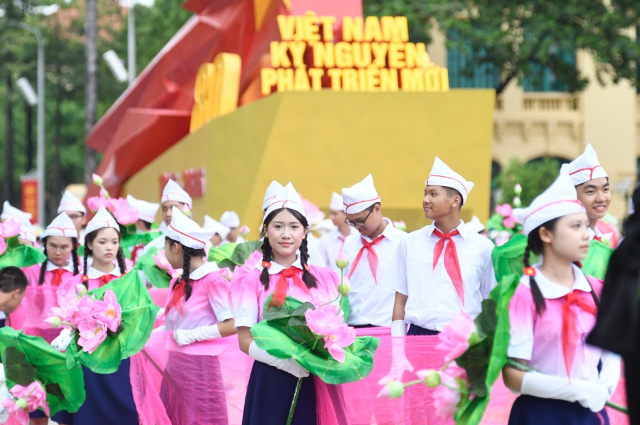 Cũng tại quảng trường Ba Đình, các khối đứng đã vào vị trí chuẩn bị. Rất đông người dân có thẻ đại biểu đã kiểm tra an ninh và vào ổn định vị trí ở các khán đài. Lực lượng biểu diễn trống hội cũng tập kết vào vị trí, tập dượt chuẩn bị cho buổi sơ duyệt.