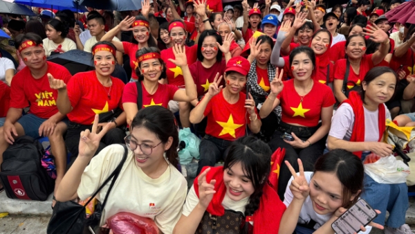 Không khí nhộn nhịp tại nhiều khu vực của thủ đô Hà Nội. Tính đến thời điểm này, nhiều góc phố nơi đoàn diễu binh, diễu hành sẽ đi qua gần như đã kín chỗ. 