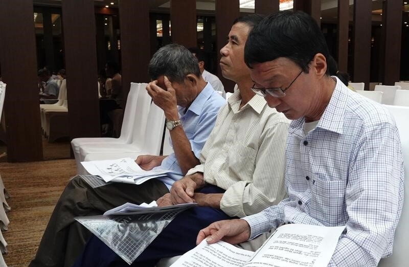 Người dân nghiên cứu tài liệu liên quan đến bán hàng đa cấp do Sở Công Thương Thanh Hóa cung cấp