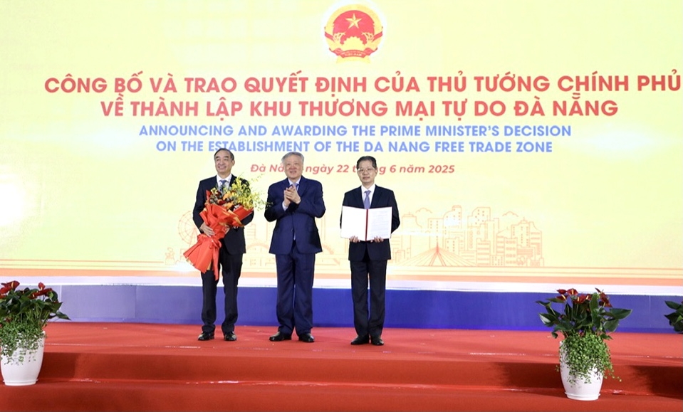 Phó thủ tướng Thường trực Nguyễn Hòa Bình trao Quyết định của Thủ thướng Chính phủ về thành lập Khu thương mại tự do Đà Nẵng.