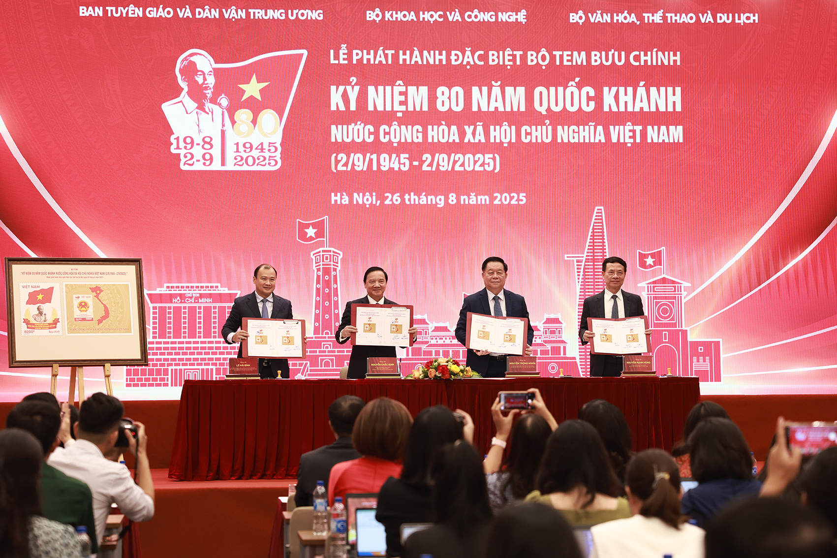 Các đại biểu thực hiện nghi thức phát hành Bộ tem bưu chính “Kỷ niệm 80 năm Quốc khánh nước Cộng hòa Xã hội Chủ nghĩa Việt Nam (2/9/1945 - 2/9/2025)”.
