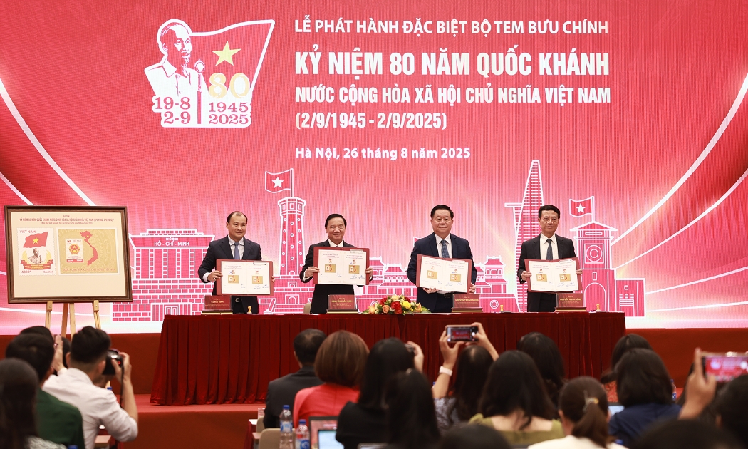 Các đại biểu thực hiện nghi thức phát hành Bộ tem bưu chính “Kỷ niệm 80 năm Quốc khánh nước Cộng hòa Xã hội Chủ nghĩa Việt Nam (2/9/1945 - 2/9/2025)”.
