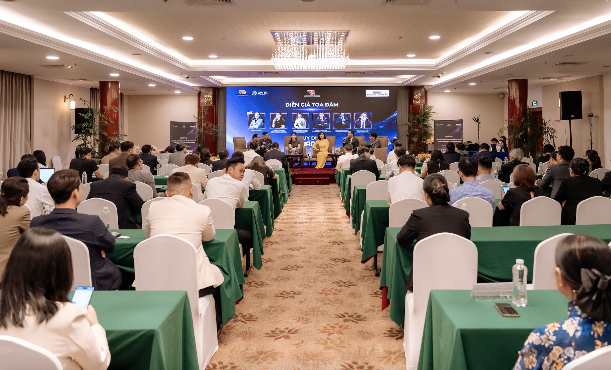 Toàn cảnh toạ đàm tại Hội thảo