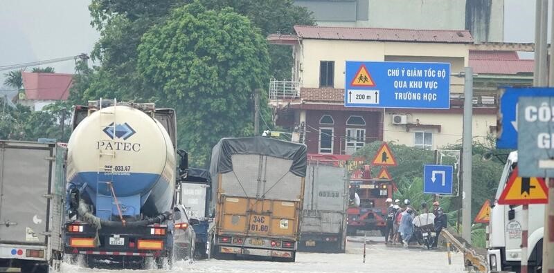 Phương tiện di chuyển qua đây gặp rất nhiều khó khăn