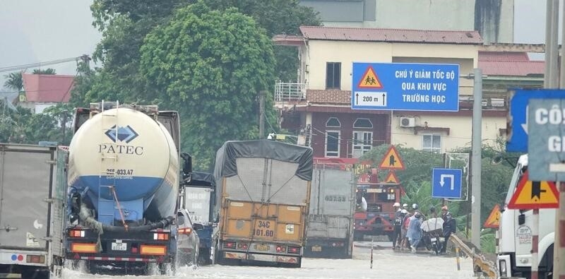 Phương tiện di chuyển qua đây gặp rất nhiều khó khăn