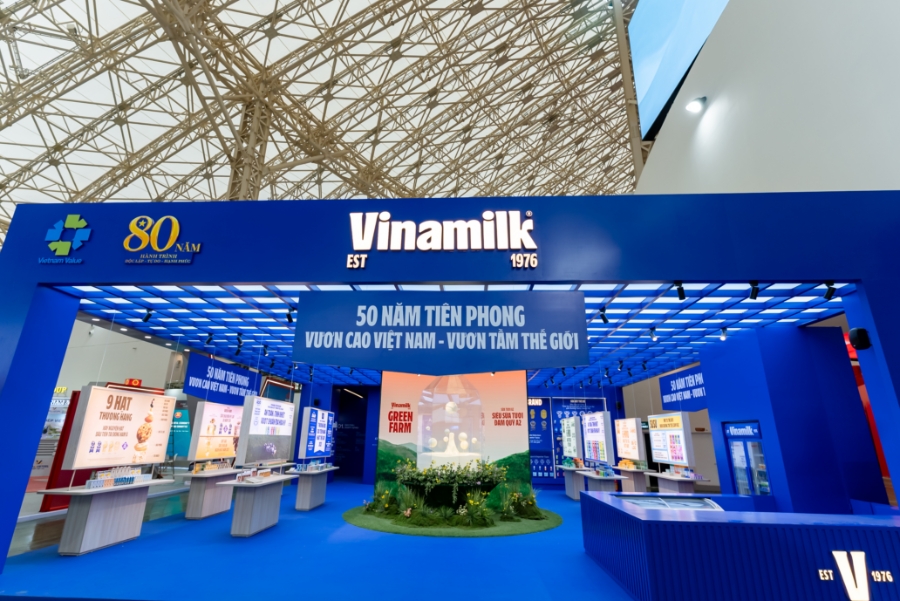 Với sắc xanh rực rỡ và thiết kế hiện đại, gian hàng Vinamilk nổi bật ngay cổng vào không gian “Khởi nghiệp kiến quốc” - nơi tôn vinh vai trò của kinh tế tư nhân theo tinh thần Nghị quyết 68 của Bộ Chính trị về phát triển kinh tế tư nhân (Ảnh: Duy Cường).