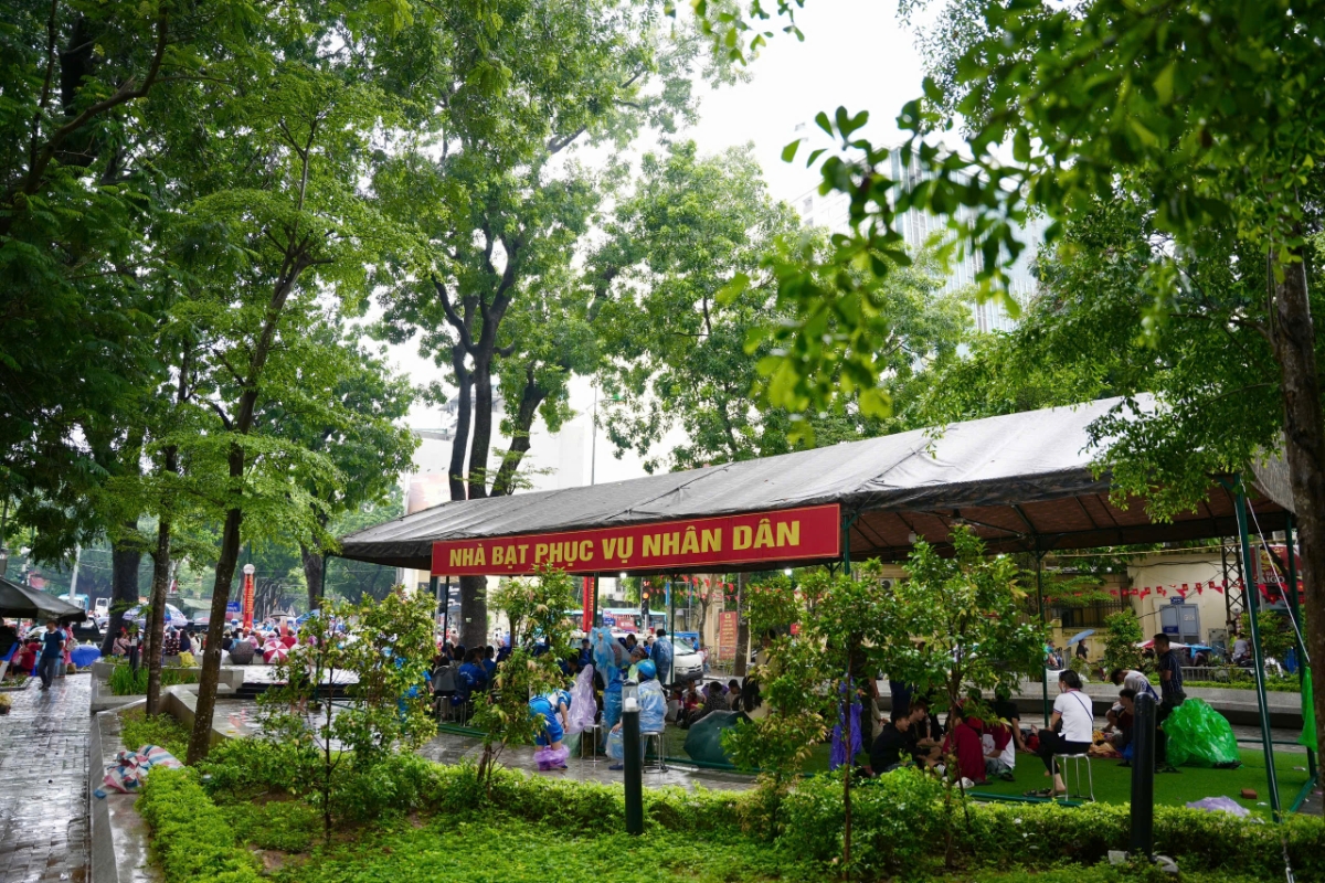 Các địa điểm có nhà bạt dã chiến bao gồm: Vườn hoa Tây Sơn (phường Hoàn Kiếm) - Vườn hoa Lê Trực (phường Ba Đình) - Ngã ba Núi Trúc - Kim Mã (phường Giảng Võ) - Sân Ga Hà Nội (phường Văn Miếu-Quốc Tử Giám) - Khu vực đối diện 14B Lê Trực (phường Ba Đình)