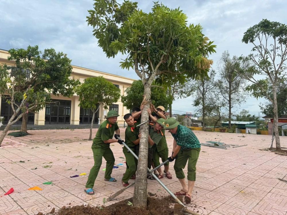 Công an xã Nghi Xuân (Hà Tĩnh) hỗ trợ các trường học trên địa bàn khắc phục sau bão