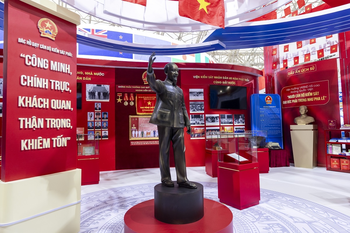 Nhà triển lãm Kim Quy trưng bày thành tựu của các bộ ban ngành, 34 tỉnh thành và hàng trăm doanh nghiệp.