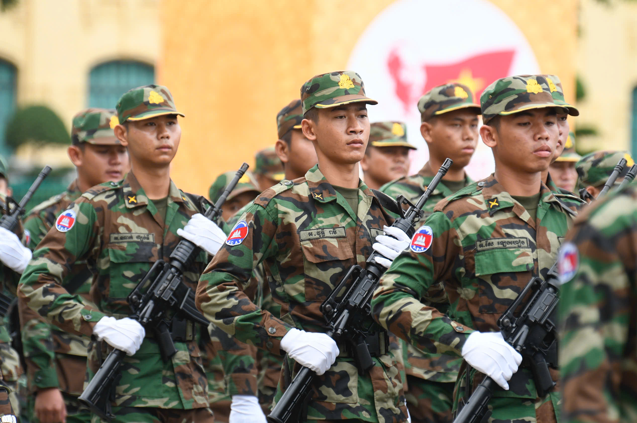 Khối Quân đội, Dân quân tự vệ, Công an, Quân đội nước ngoài... đã tập kết tại khu vực đầu đường Hùng Vương, Hoàng Hoa Thám, Phan Đình Phùng.