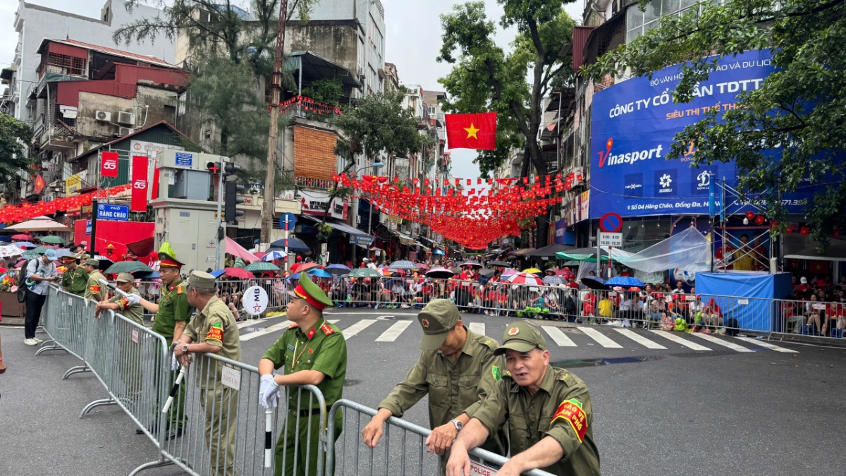 Cảnh sát giao thông Công an Hà Nội ra thông báo trong ngày 27/8, thời gian tổ chức cấm đường, phân luồng giao thông, phục vụ chương trình sơ duyệt bắt đầu từ 12h đến 2h ngày 28/8, sớm hơn 5 tiếng so với thông báo trước đó.