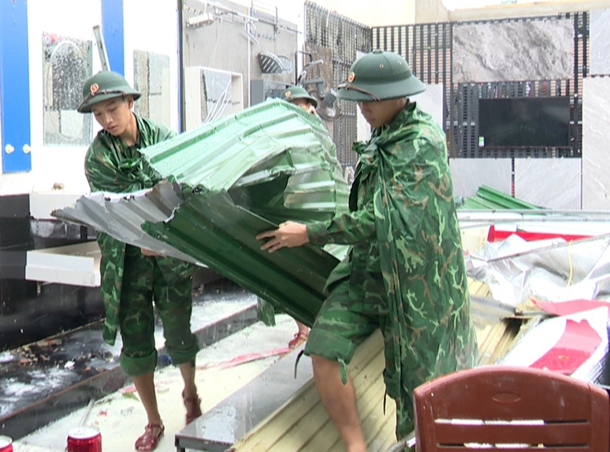 Cán bộ, chiến sĩ Bộ đội Biên phòng tỉnh Hà Tĩnh giúp nhân dân khắc phục hậu quả bão số 5. Ảnh: qdnd.vn