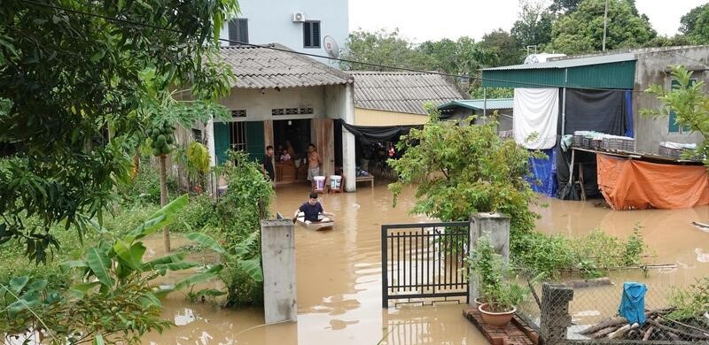 Đến chiều 27/8, ghi nhận của phóng viên, xã Thạch Định cũ bị ngập nặng nhất, có nơi ngập sâu trên 2m, bị cô lập hoàn toàn. 