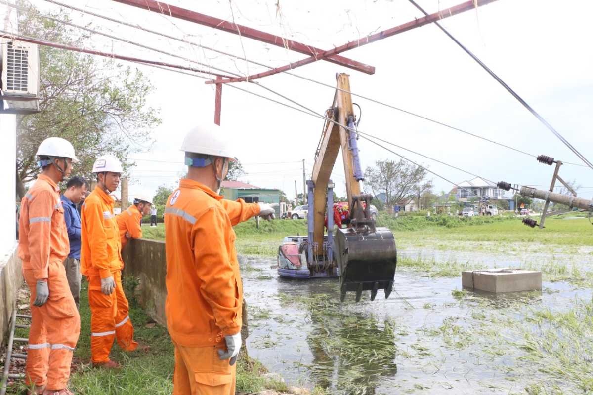 Nhiều đội xung kích từ các Công ty Điện lực trực thuộc Tổng công ty Điện lực miền Bắc (EVNNPC) và Tổng công ty Điện lực miền Trung (EVNCPC) đã khẩn trương lên đường để hỗ trợ Công ty Điện lực Hà Tĩnh (PC Hà Tĩnh) khắc phục sự cố.