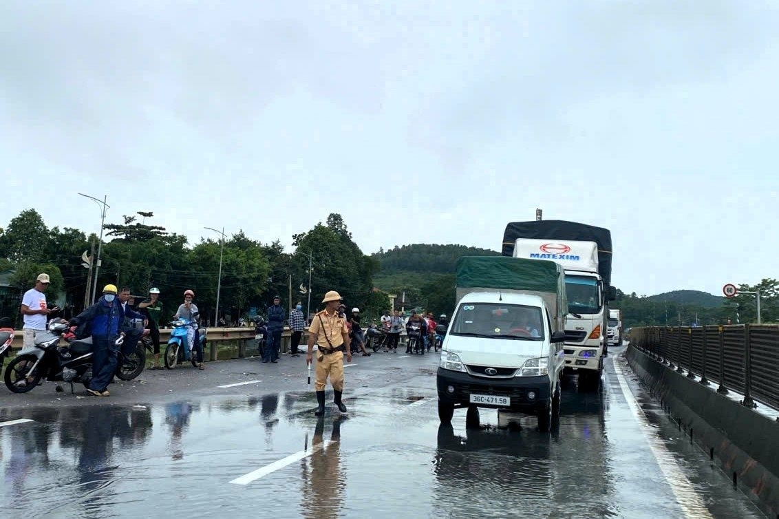 Lực lượng cảnh sát giao thông túc trực tại điểm nóng trên để điều tiết giao thông