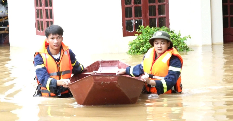 Ông Nguyễn Thanh Hào, Chủ tịch UBND xã Kim Tân, cho biết: “Hiện chúng tôi đang ưu tiên công tác sơ tán các hộ bị ngập sâu, nhất là gia đình có người già và trẻ nhỏ. Đồng thời, địa phương cũng đảm bảo cung ứng nhu yếu phẩm ban đầu cho các hộ dân trong vùng ngập lụt.”