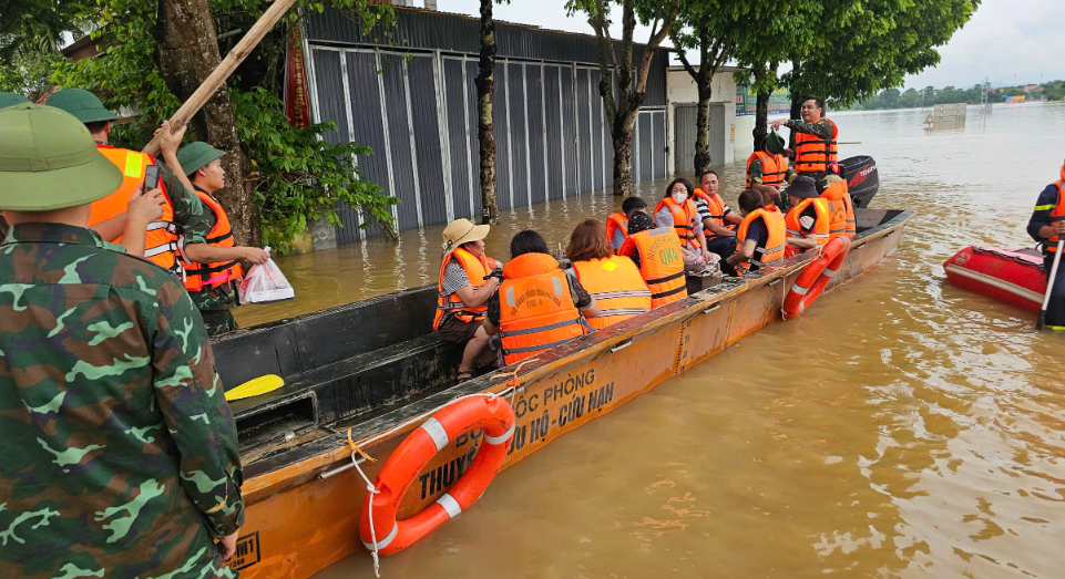 Ca nô để hỗ trợ việc vận chuyển vật tư, lương thực và phương tiện cho nhân dân ở đang bị cô lập chia cắt.