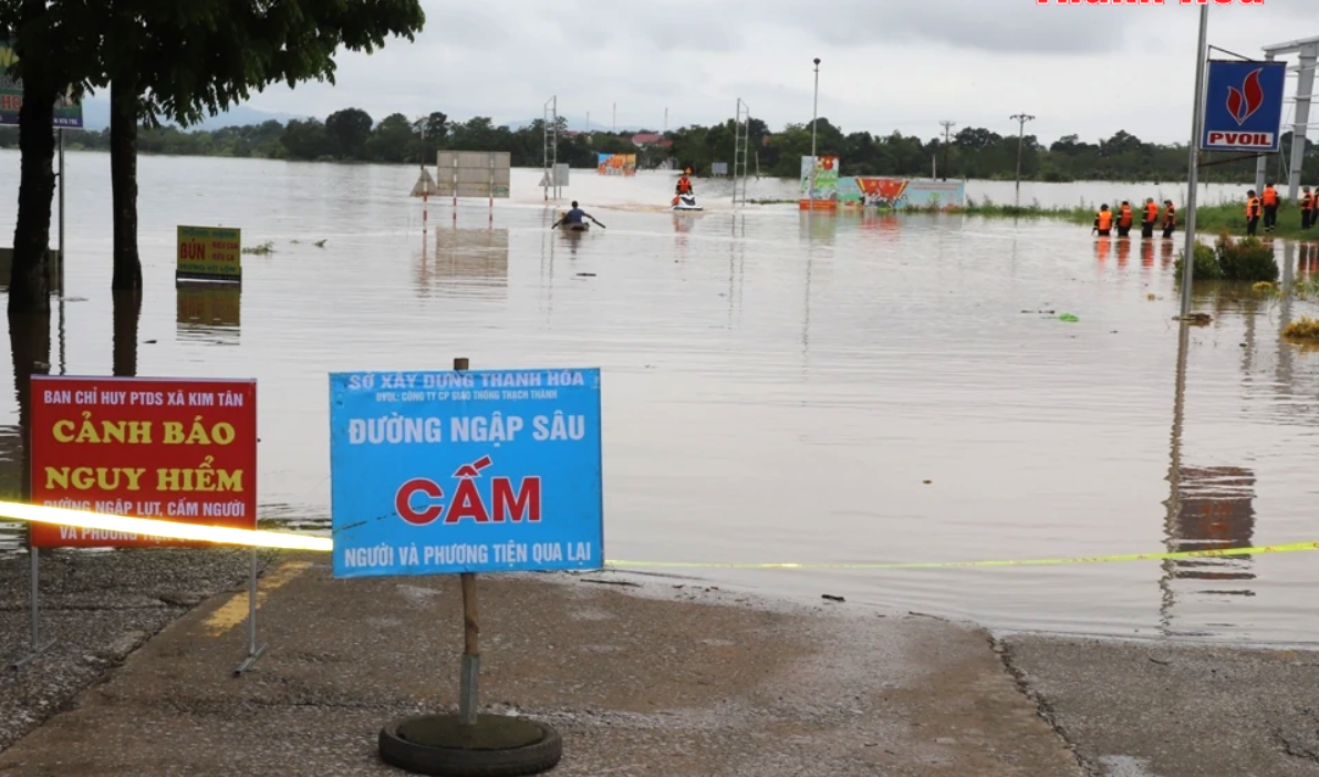 Nước sông Bưởi dâng cao gây chia cắt giao thông trên đường tỉnh 516 đoạn qua xã Kim Tân