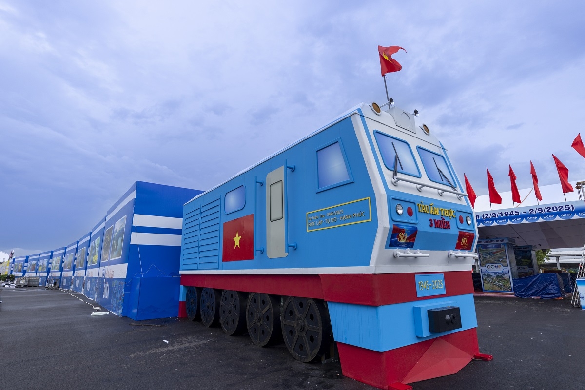 Các khu trưng bày ngoài trời tại không gian Sân Đông, Sân Tây, Sân Nam.