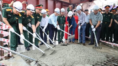 Hợp long cầu Phong Châu, hướng tới mục tiêu thông xe vào đầu tháng 10
