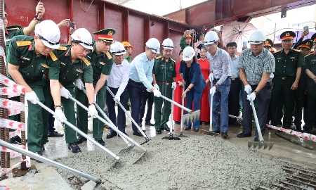 Hợp long cầu Phong Châu, hướng tới mục tiêu thông xe vào đầu tháng 10