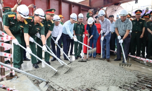 Hợp long cầu Phong Châu, hướng tới mục tiêu thông xe vào đầu tháng 10